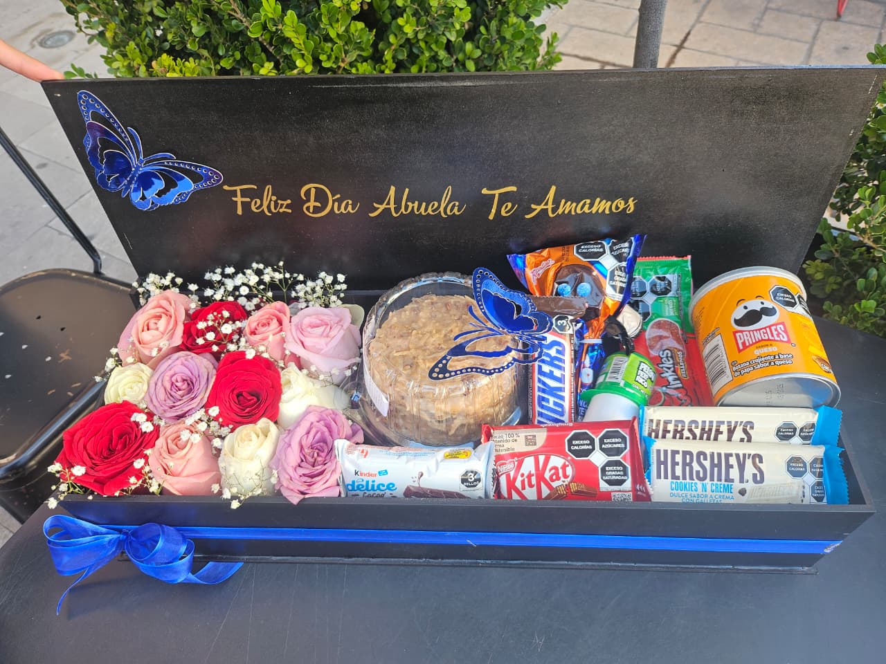Caja de dulces con pastel
