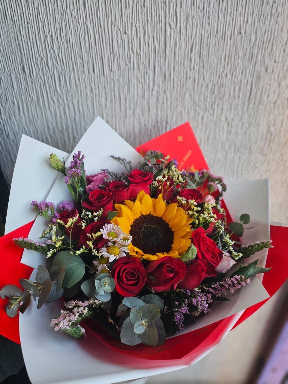 Ramo de 17 rosas y un girasol