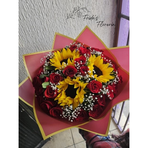 Ramo con 24 rosas y 3 girasoles