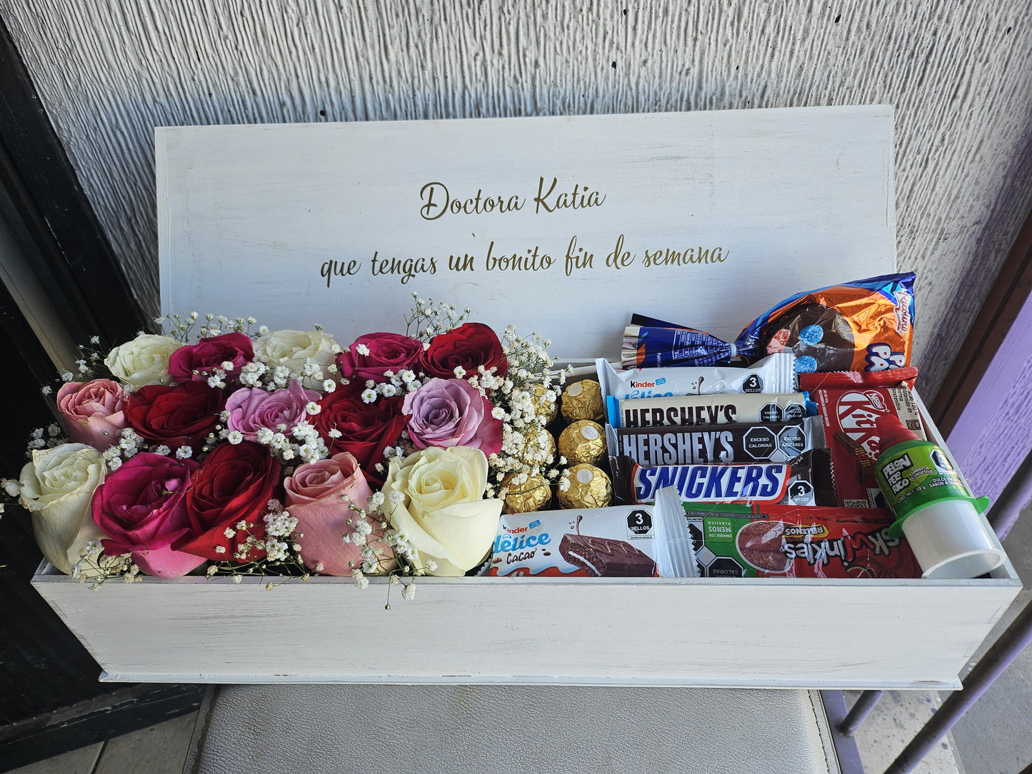 Caja floral con 20 rosas y dulces