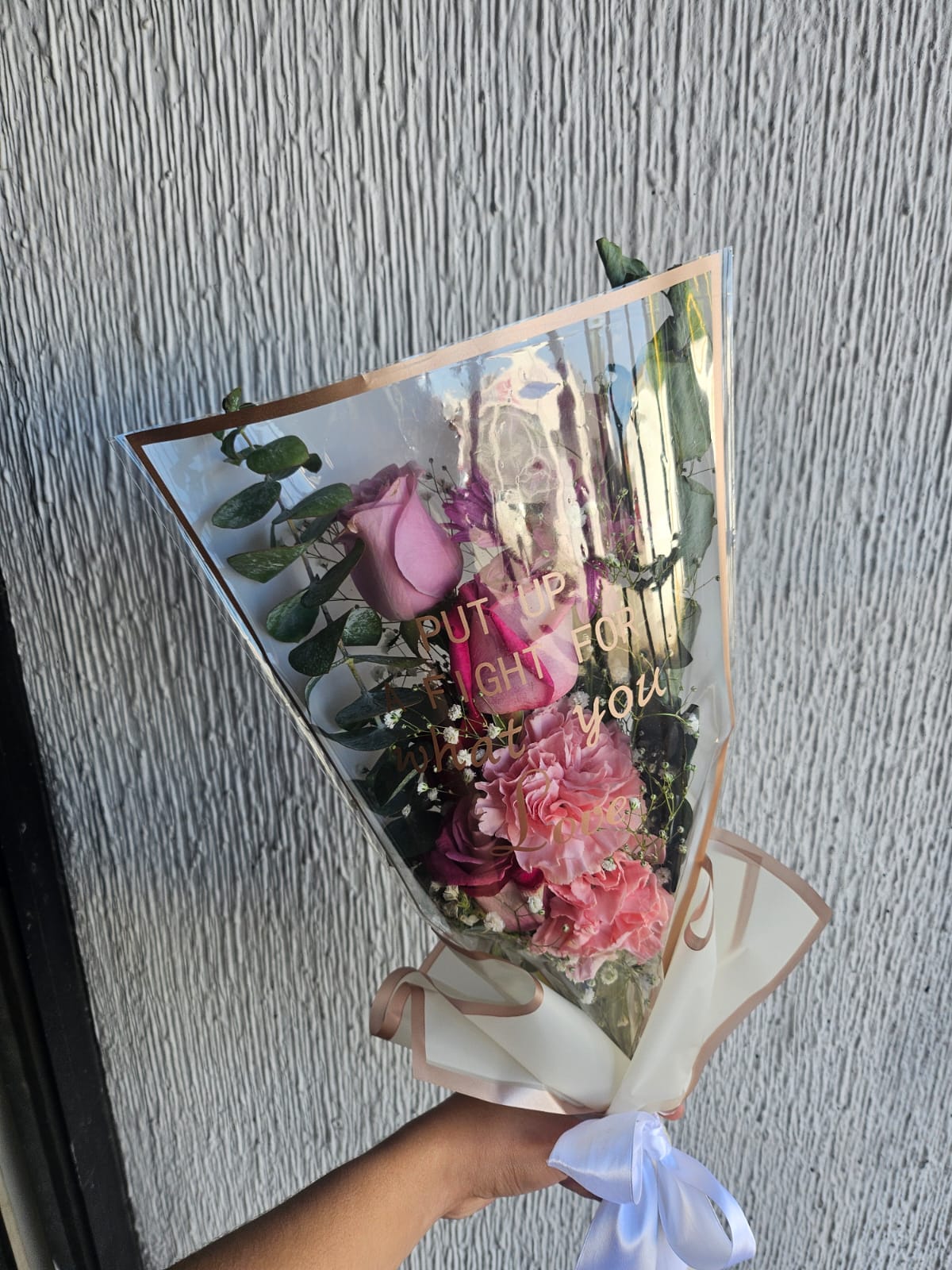Rosas en celofán