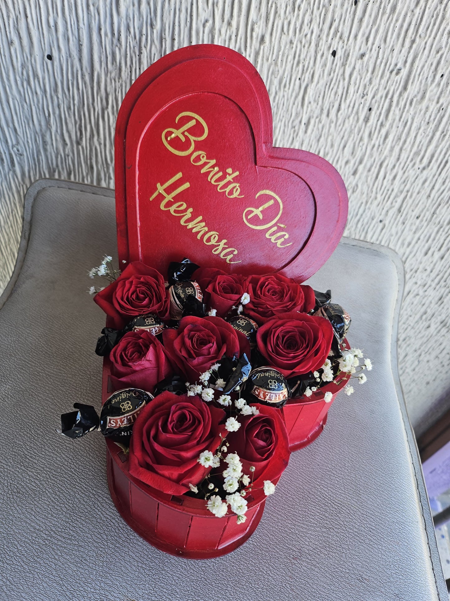 Caja con rosas y chocolates