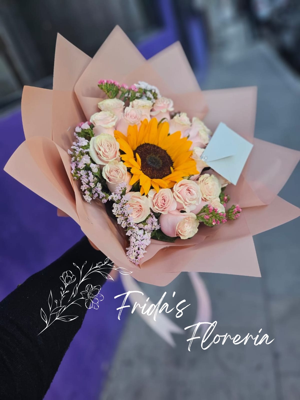 17 Rosas Pastel y 1 girasol