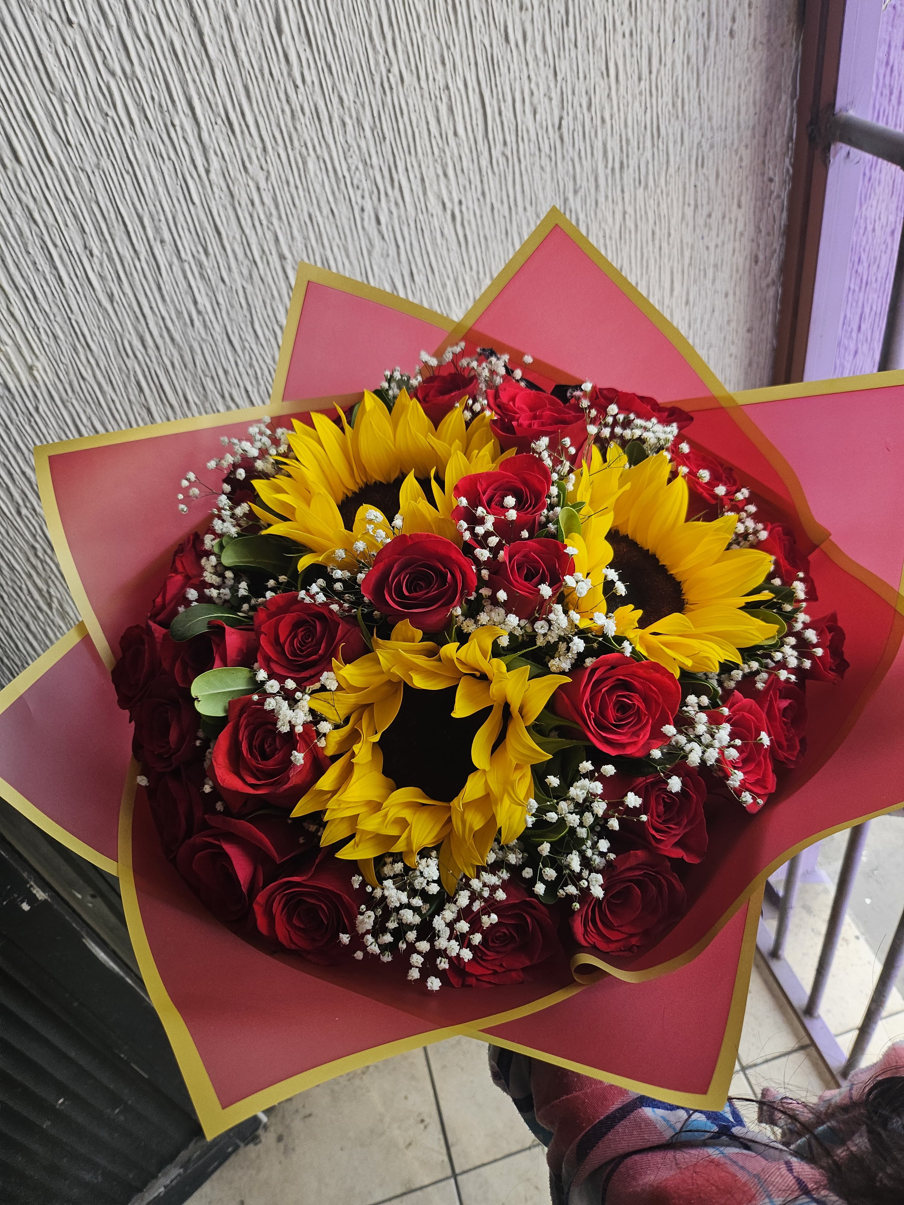 3 Girasoles con rosas