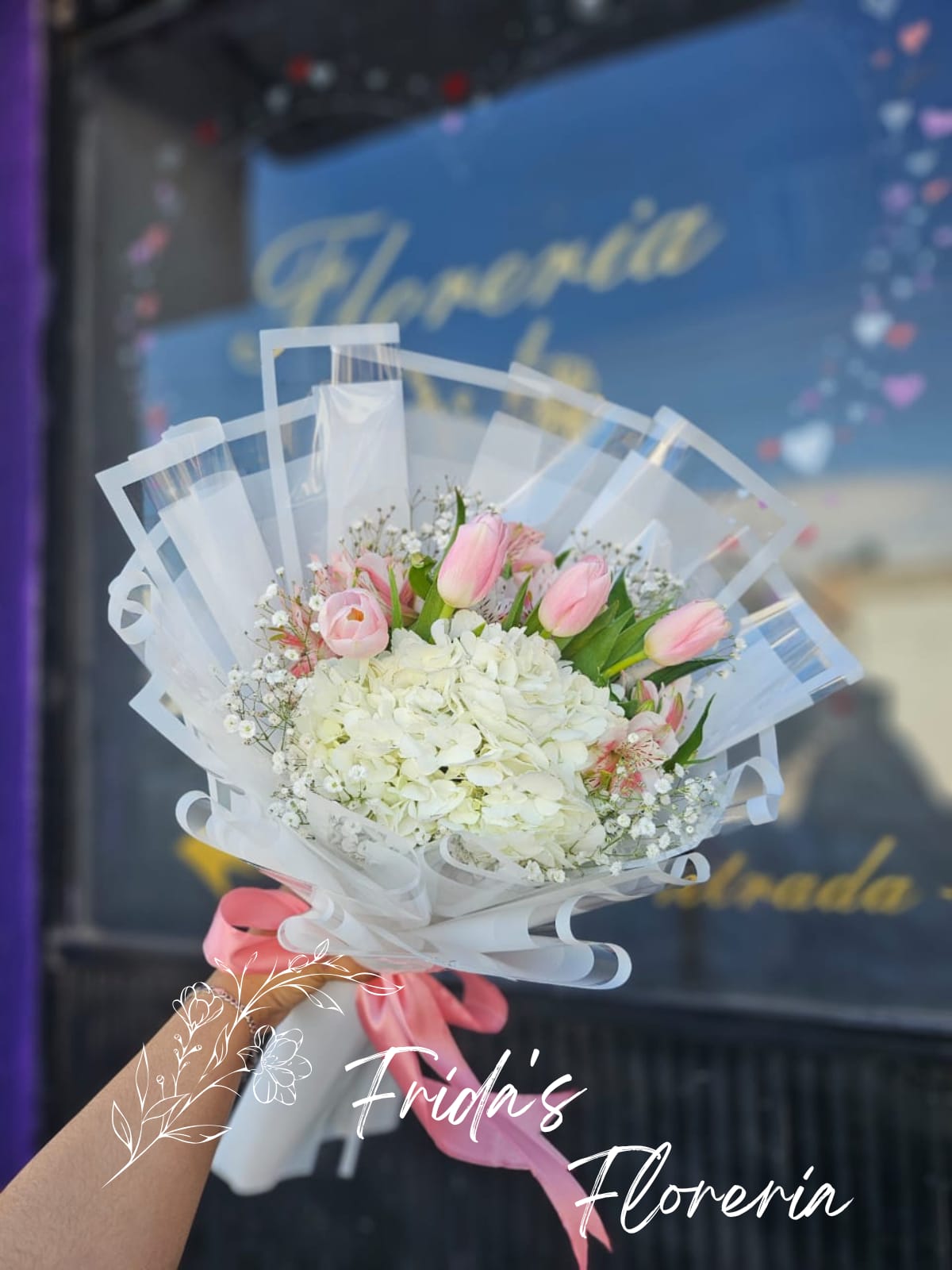 Tulipanes y hortensia
