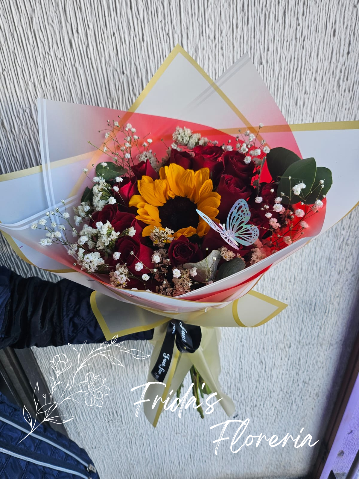 Ramo de 12 rosas y un girasol