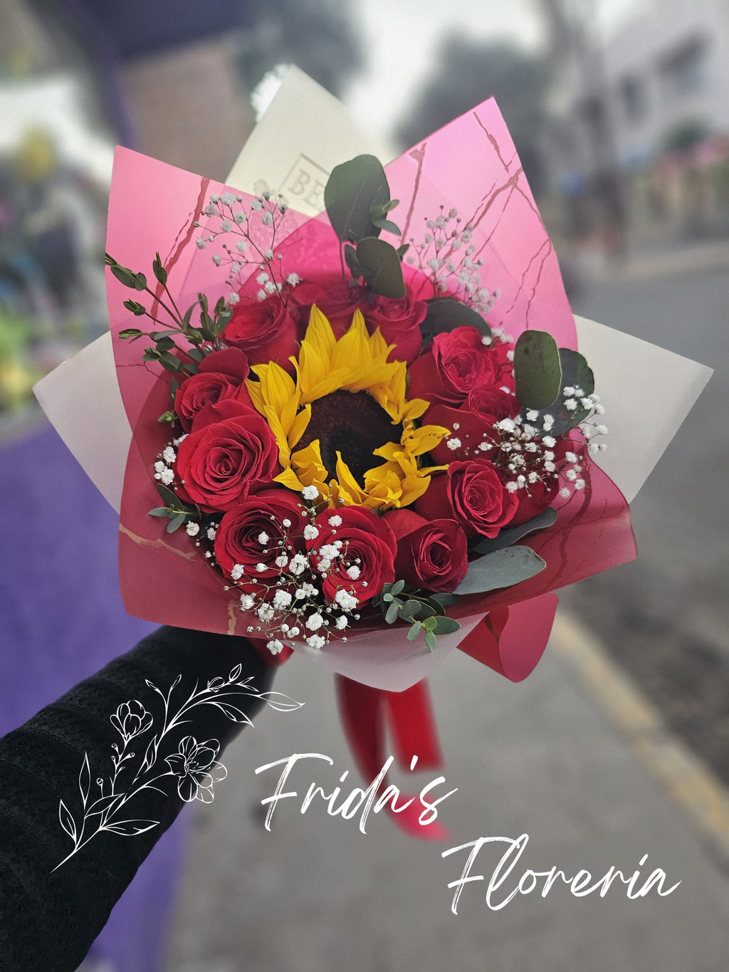 Ramo de 12 rosas y un girasol