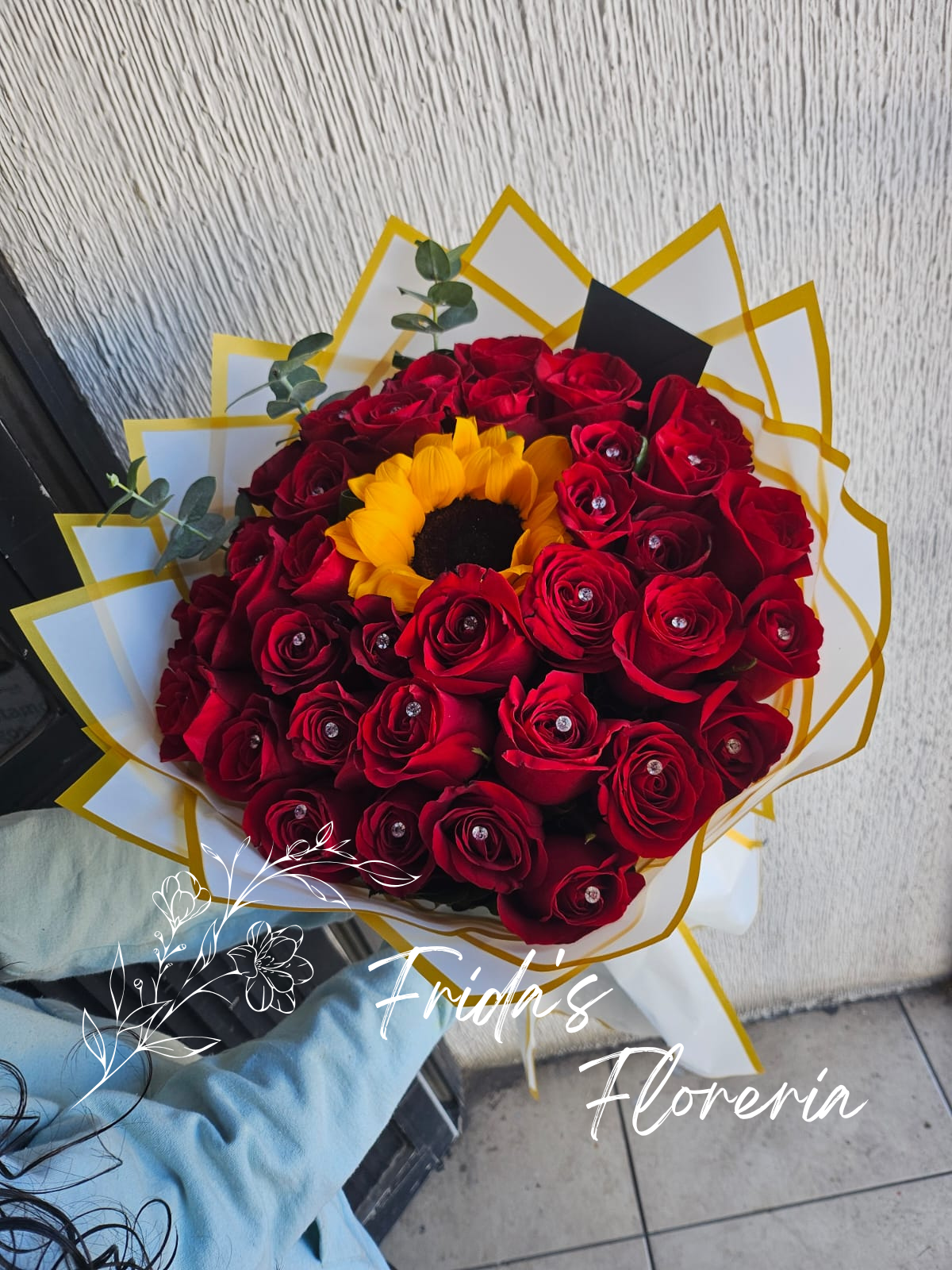 Ramo de 40 rosas y un girasol