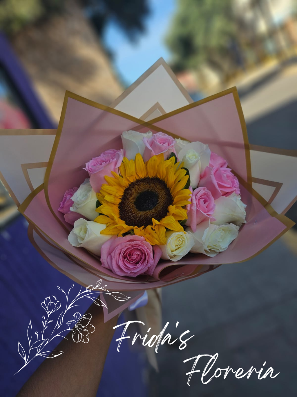 Ramo de 12 rosas y un girasol