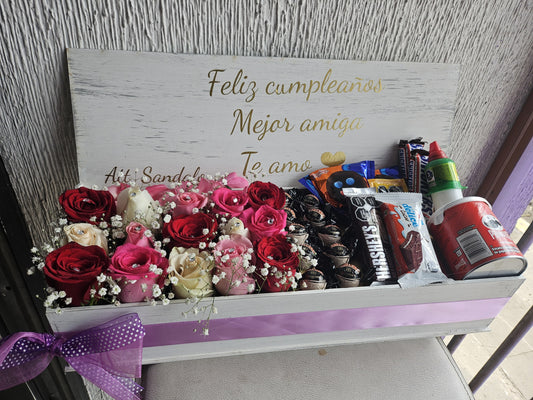 Caja floral con 20 rosas y dulces
