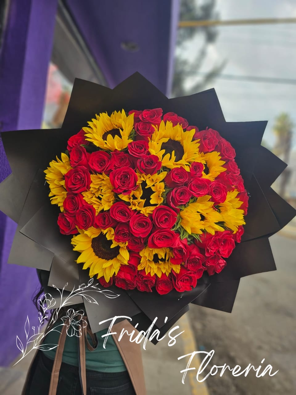 10 Girasoles con Rosas