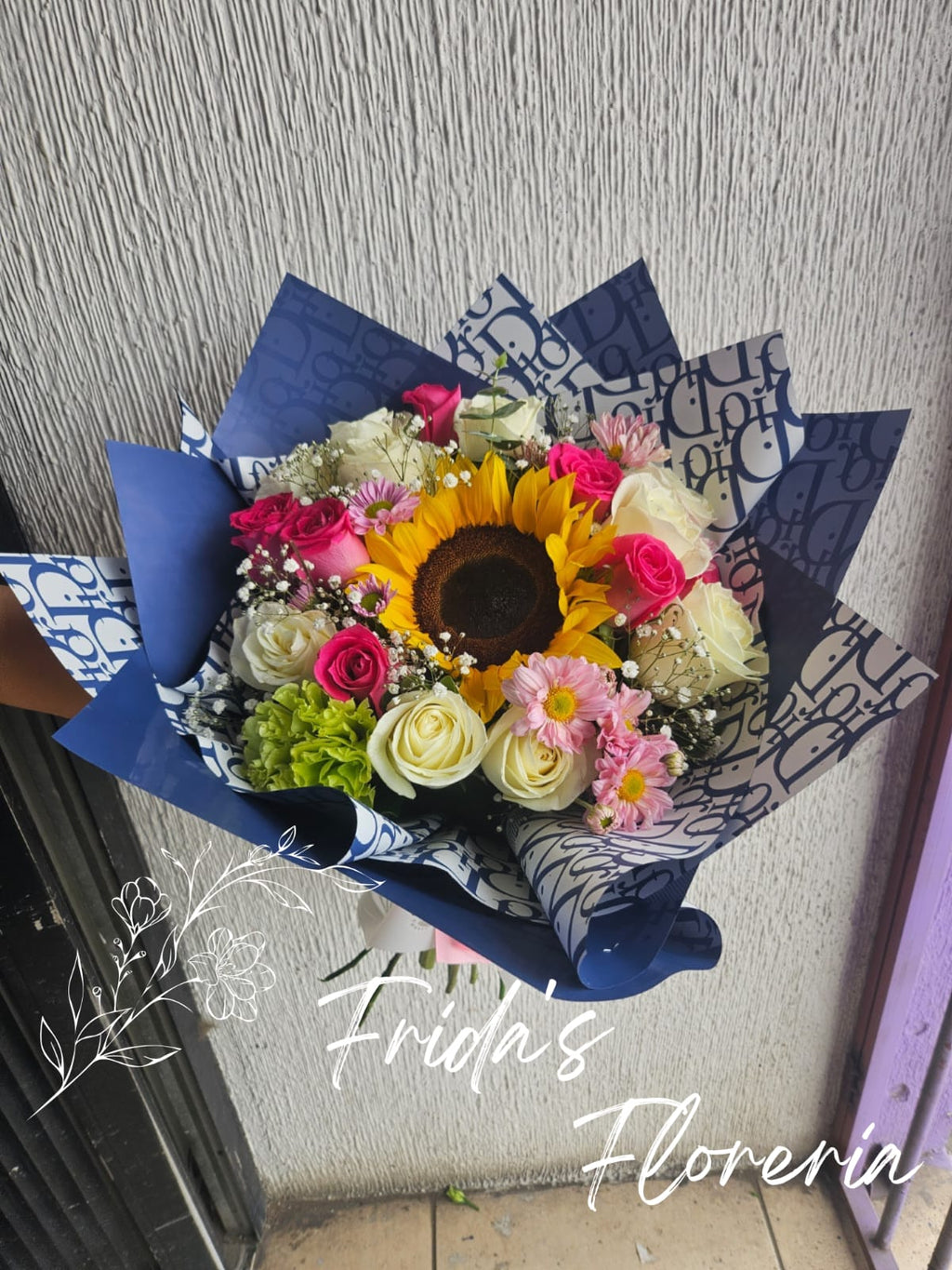 Ramo de 12 rosas y un girasol