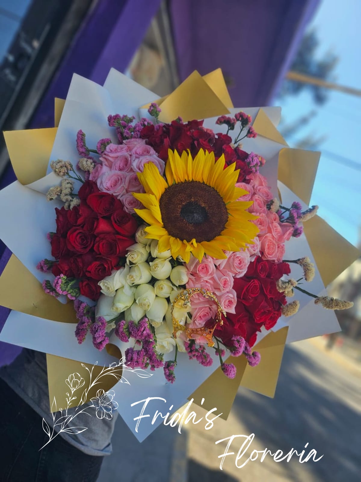 100 rosas de color y 1 girasol