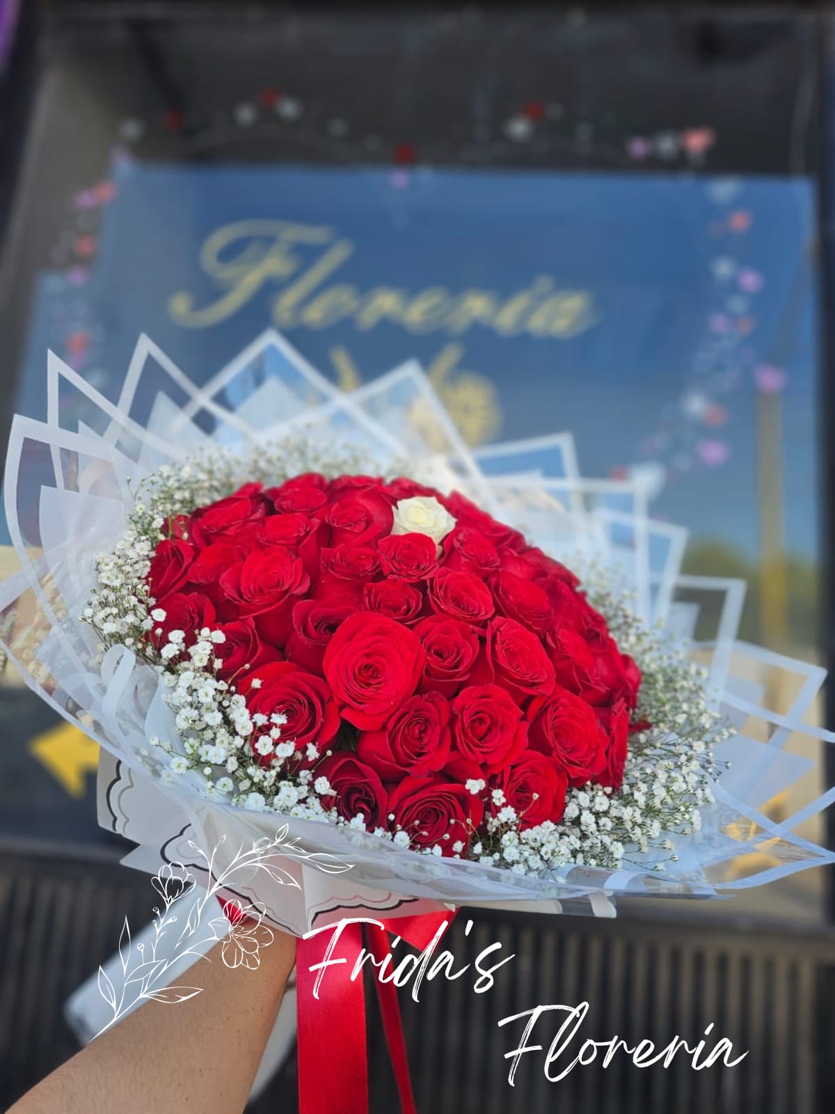 50 Rosas y una blanca al centro