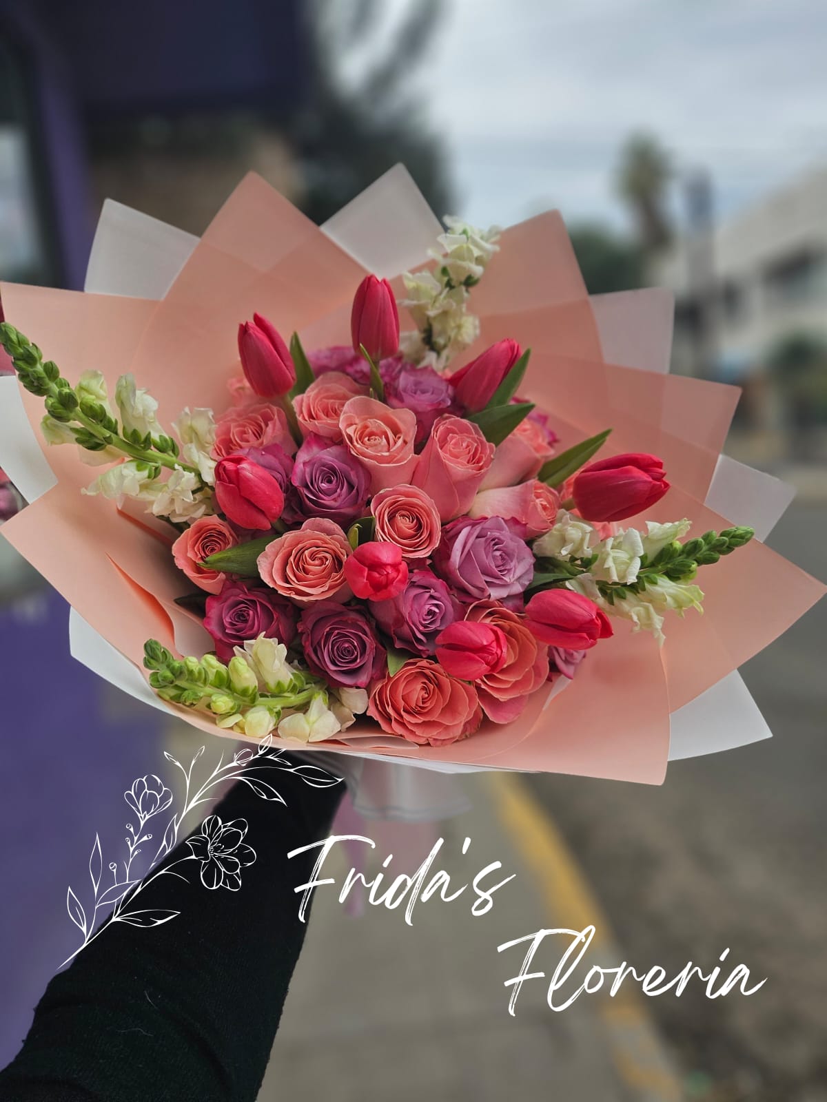 24 Rosas con 7 Tulipanes