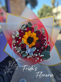Ramo de 12 rosas y un girasol