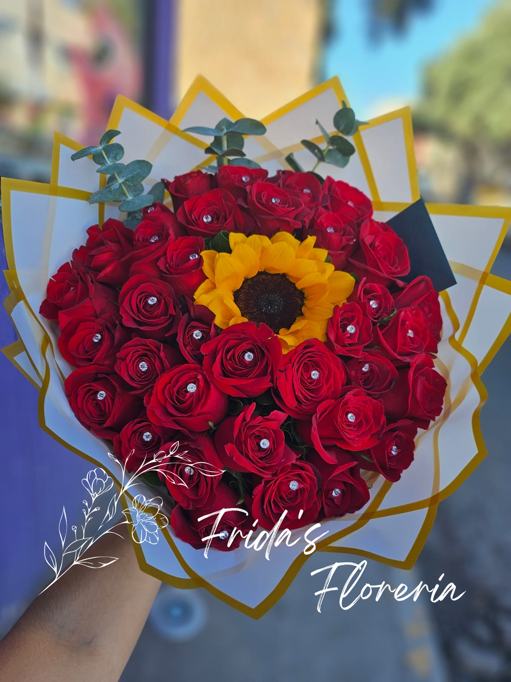 Ramo de 40 rosas y un girasol